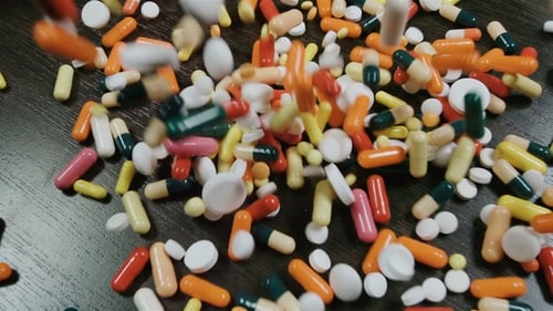 Nahaufnahme von Pillen und Tabletten. Arzneimittel. Farbiger Hintergrund der Medikamentenkapsel Medikamenten-Vitamin.