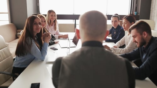 Geschäftsteam arbeitet an Projekt