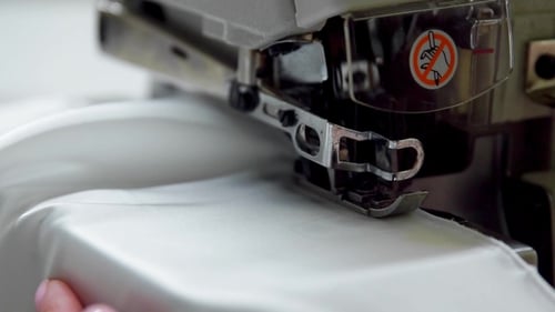 Nähmaschine zeigt den Prozess