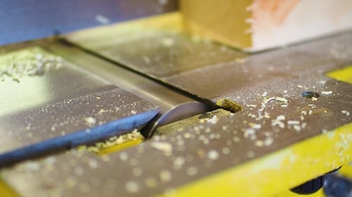 der Hand- und Elektrowerkzeug eines Bauarbeiters beim Hobeln einer Holzverkleidung für ein Projekt.