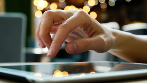 Frau Hand benutzt einen Tablet-Computer-PC in einem Café auf verschwommenem Hintergrund