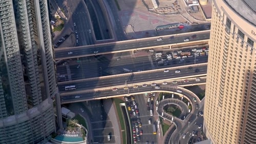 Immense intersection moderne à Dubaï, vue de haut