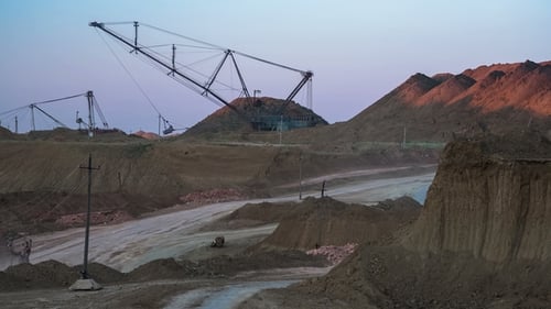 Bagger laden Erz in Muldenkipper. Dieses Gebiet wurde für Buaxit, Aluminium und andere abgebaut