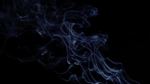 Blue Smoke Zusammenfassung auf schwarzem Hintergrund
