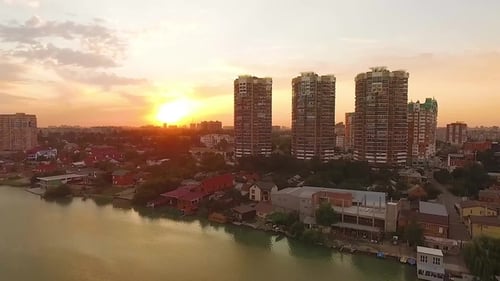 Vidéo aérienne du centre-ville au coucher du soleil sur la côte de la mer