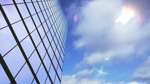 Wolkenkratzer auf dem Hintergrund der Wolken
