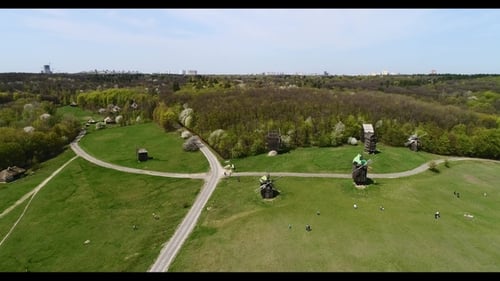 Luftaufnahme über dem traditionellen ukrainischen Dorf im Frühling, Pirogovo, Kiew