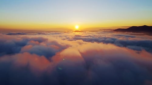 Über Sonnenuntergangswolken