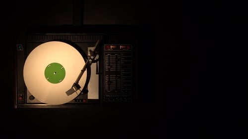 Vinyl-Schallplatten-Player. Spielt einen Song aus einer alten Plattenspieler-Ansicht ab.