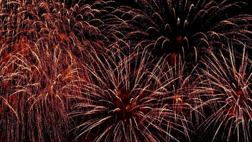 Buntes Feuerwerk explodiert am Nachthimmel. Feste und Veranstaltungen in leuchtenden Farben