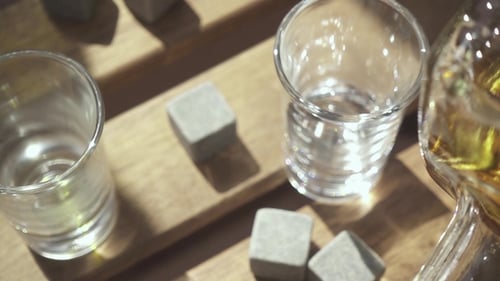 Le whisky s'écoule de la carafe dans le verre
