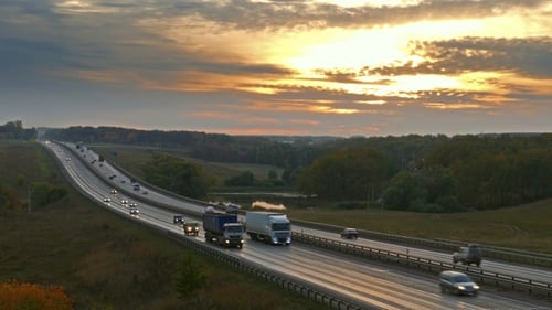 Autos, die bei Sonnenuntergang auf der Highway Road unterwegs sind,