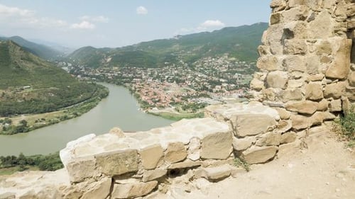 Vue du monastère orthodoxe géorgien de Jvari à Mtskheta dans la montagne