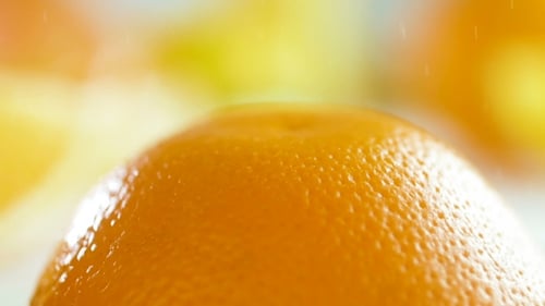 Aufnahmen von Wassertröpfchen, die auf Orangenschale fallen
