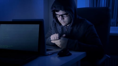 Imagens de um hacker roubando dinheiro do cartão de crédito
