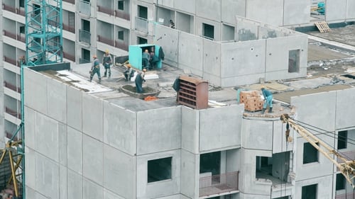 Constructores construyen una casa de varios pisos