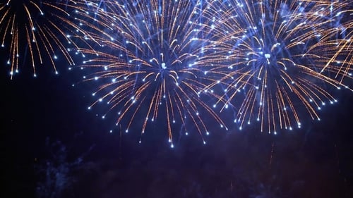 Buntes Feuerwerk explodiert am Nachthimmel. Feste und Veranstaltungen in leuchtenden Farben