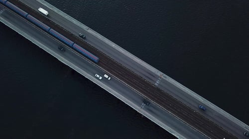 Metro-Brücke in Kiew, Ukraine. Lebhafter Verkehr