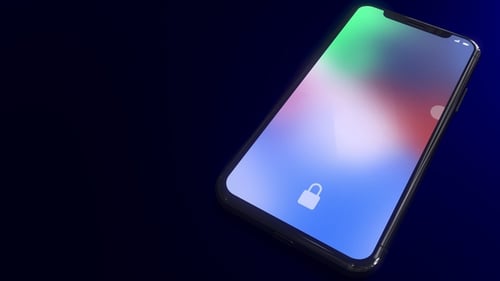 La notificación de transferencia de archivos aparece en la pantalla de un teléfono inteligente