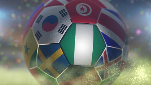 Flagge Nigerias auf einem Fußball - Fußball im Stadion
