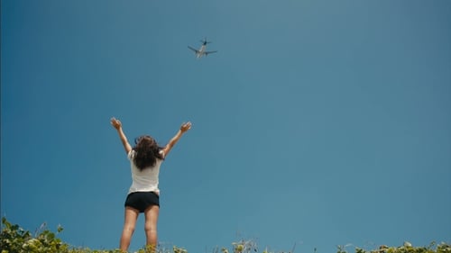 Frau winkt mit den Händen zum Start des Flugzeugs