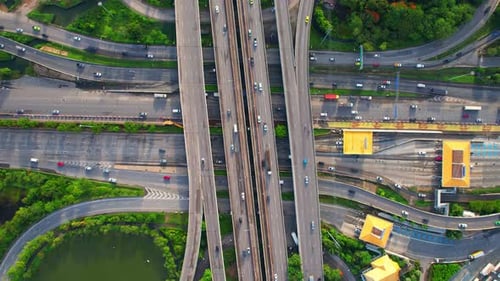 Atemberaubende Drohne aus der Luft über dem Autobahnverkehr
