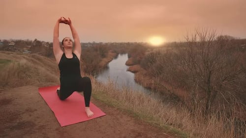 Junge Frau dehnt sich in der Natur