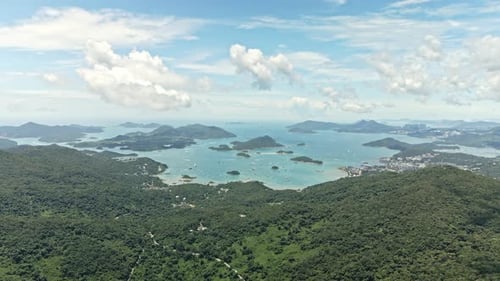 Vista aérea 4K do Geoparque Global da UNESCO de Hong Kong com muitas ilhas pequenas em Sai Kung