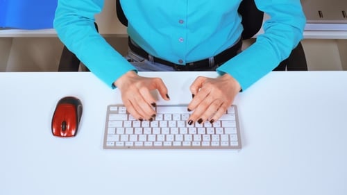 Geschäftsdetails Person, die den PC verwendet