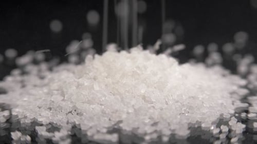 Zuckerregnen auf dem Tisch in der Küche