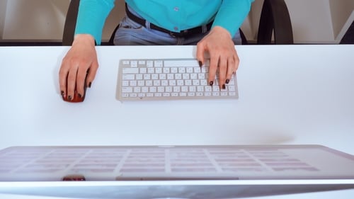 Frau arbeitet am Computer