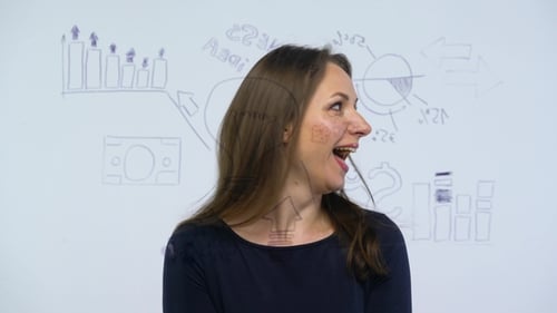 Frau, die Spaß zwischen verschiedenen Wachstumscharts hat und Erfolgsaussichten in einem modernen Glas berechnet