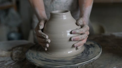 Potter sculpte un vase sur un tour de potier