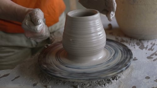 Potter sculpte un vase sur un tour de potier