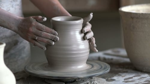 Potter sculpte un vase sur un tour de potier