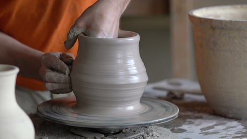 Potter sculpte un vase sur un tour de potier