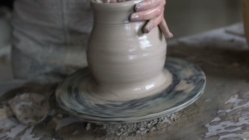 Potter formt eine Vase auf einer Töpferscheibe