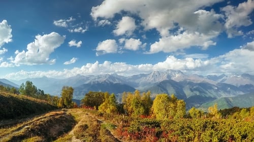 D'épais nuages flottant au-dessus de la chaîne de montagnes Mheer au coucher du soleil filmés depuis le col de Guli