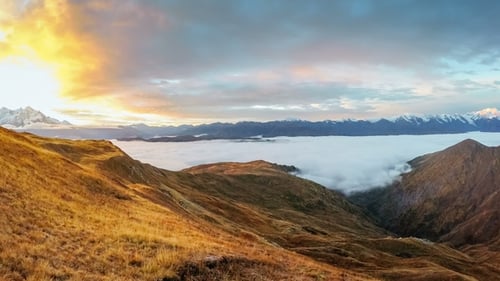 D'épais nuages flottant au-dessus de la chaîne de montagnes Mheer au coucher du soleil filmés depuis le col de Guli