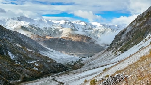 de la carretera que conduce a un increíble lugar turístico cerca del río en Mountain Valley, al pie del monte