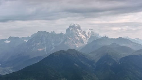 Increíble puesta de sol en un lugar turístico de la montaña Ushba, uno de los picos más notables