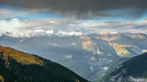 D'épais nuages flottant au-dessus de la chaîne de montagnes Mheer filmés depuis le col de Guli. Haute-Svanétie
, Městí