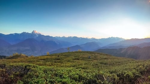 Coucher de soleil incroyable sur le site touristique de la montagne Ushba, l'un des sommets les plus remarquables