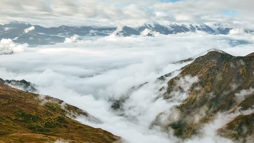 D'épais nuages flottant sous le mont Mheer filmés depuis le col de Guli