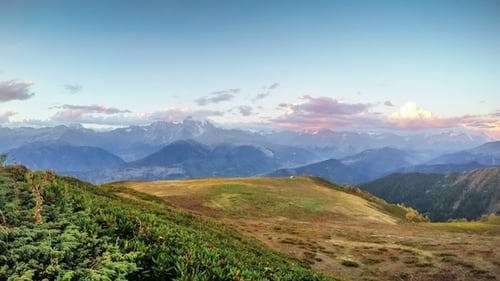 Lieu touristique incroyable, la montagne Ushba, l'un des sommets les plus remarquables