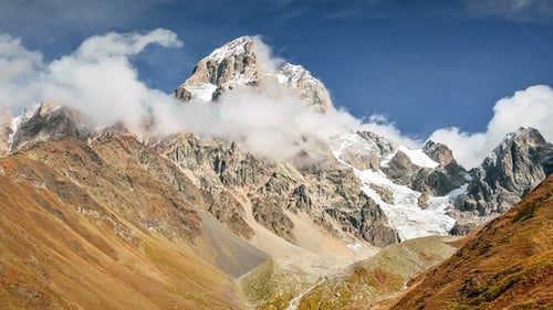 Increíble amanecer en un fantástico lugar turístico, la montaña Ushba, uno de los picos más notables