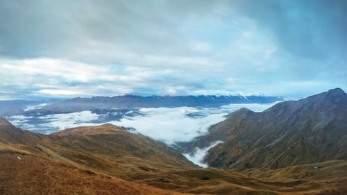 D'épais nuages flottant au-dessus de la chaîne de montagnes Mheer au lever du soleil filmés depuis le col de Guli