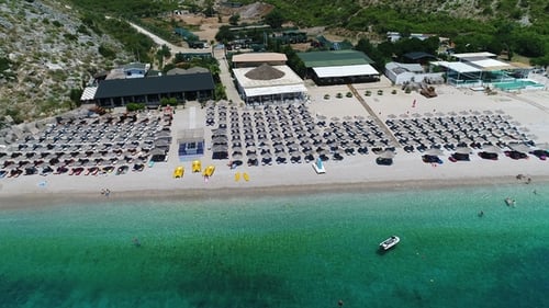 Tieffliegen über dem schönen Strand.
Albanien