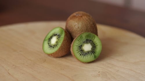 Reife Kiwi auf Holztisch auf einem Schneidebrett, CU