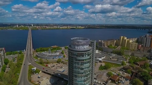 Luftaufnahme eines Wolkenkratzers in der Nähe eines Flusses mit einer Brücke